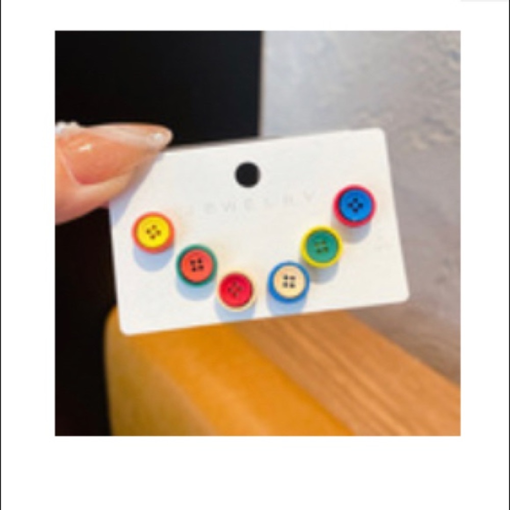 Button style earring set - Picture 2 of 5